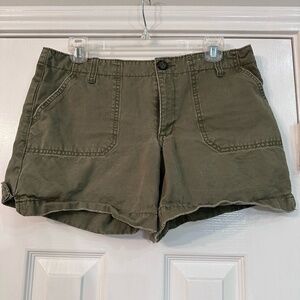 Old Navy Women's Cargo Shorts in Khaki Green